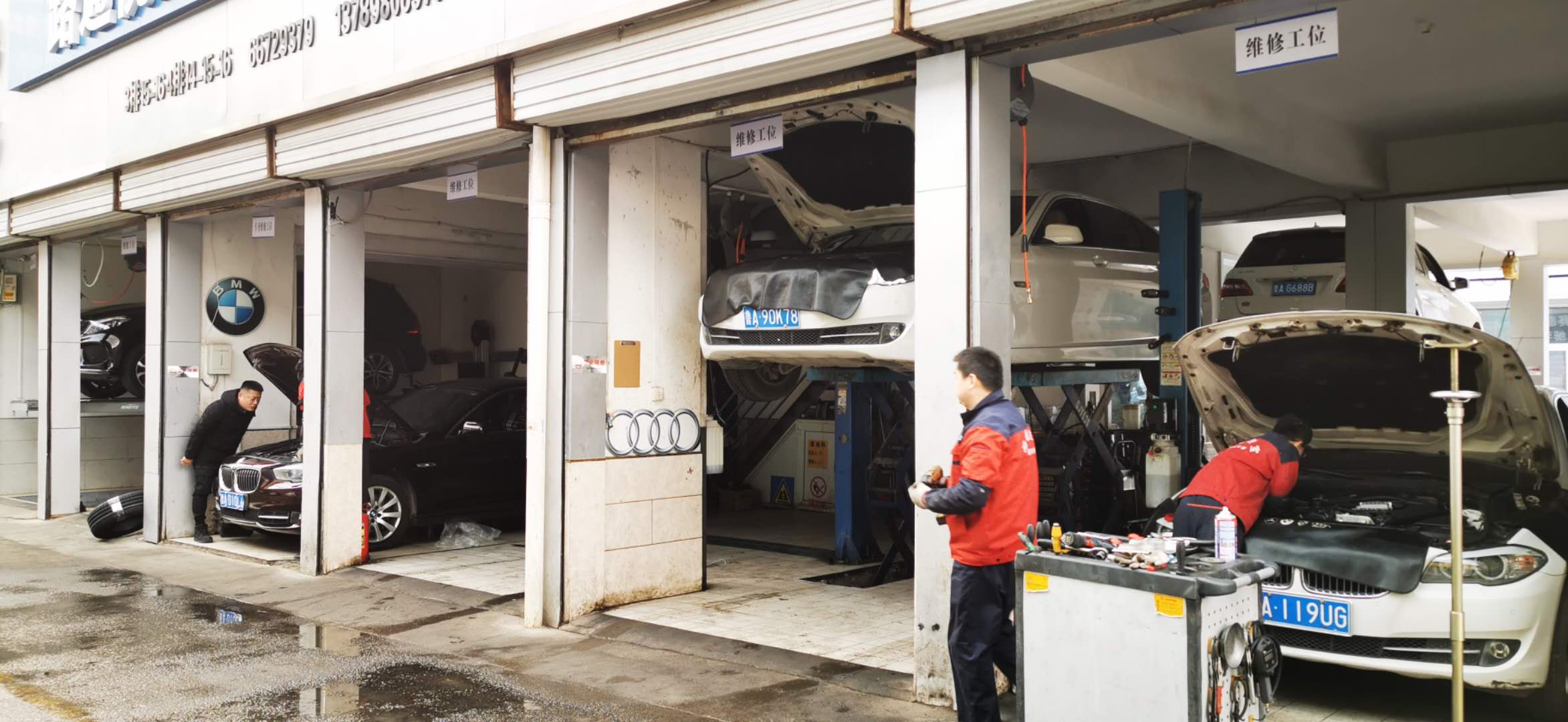 給汽車加油時不要讓機油溢出來！