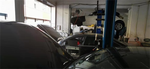 手動擋汽車打火時到底要不要踩離合？